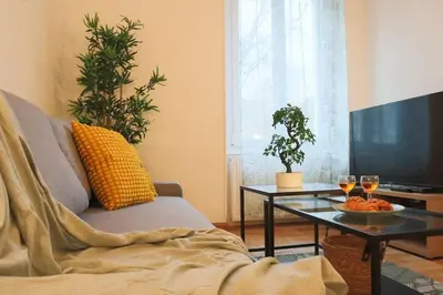 Télévision ou salle de divertissement dans l'établissement Le Cocon Fleuri, proche centre