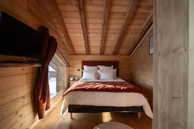 Un ou plusieurs lits dans un hébergement de l'établissement Chalet Tharkey, luxueux au coeur des sapins