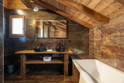 Salle de bains dans l'établissement Chalet Tharkey, luxueux au coeur des sapins