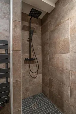 Salle de bains dans l'établissement Chalet Tharkey, luxueux au coeur des sapins