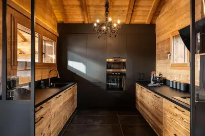 Cuisine ou kitchenette dans l'établissement Chalet Emeraude, chalet de luxe avec vue montagne