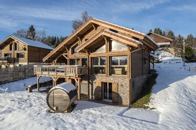 L'établissement Chalet Emeraude, chalet de luxe avec vue montagne en hiver