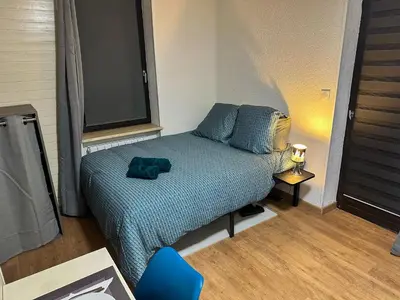 Un ou plusieurs lits dans un hébergement de l'établissement Studio Cosy équipé avec terrasse