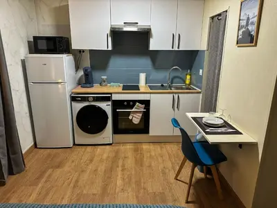Cuisine ou kitchenette dans l'établissement Studio Cosy équipé avec terrasse
