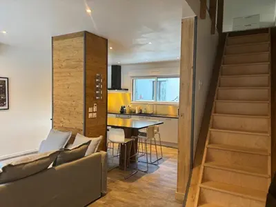 Coin salon dans l'établissement Duplex le Red Cedar avec terrasse et jardin