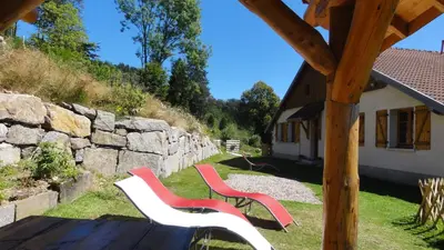 Jardin de l'établissement Gite le grenier du roc