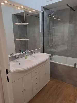 Salle de bains dans l'établissement Appartement résidence Les Dryades avec vue montagne