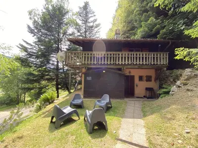 Jardin de l'établissement LE TRAPPEUR Chalet en bois