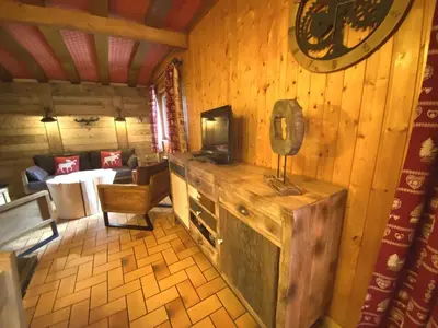 Coin salon dans l'établissement LE TRAPPEUR Chalet en bois