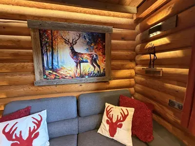 Coin salon dans l'établissement LE GRAND CERF Chalet en rondins avec SPA Jacuzzi