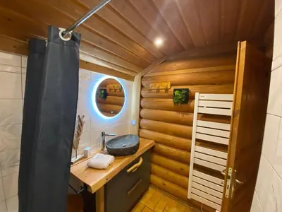 Salle de bains dans l'établissement LE GRAND CERF Chalet en rondins avec SPA Jacuzzi