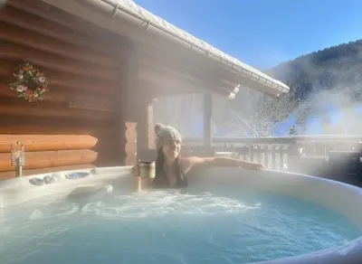 Clients de l'établissement LE GRAND CERF Chalet en rondins avec SPA Jacuzzi