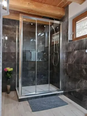 Salle de bains dans l'établissement Chalet bambi