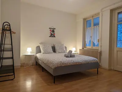 Un ou plusieurs lits dans un hébergement de l'établissement Le Bâlois - appartement 2 chambres, salon, cuisine équipée, parking et wifi gratuit