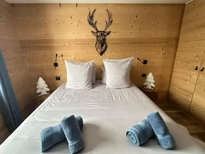 Un ou plusieurs lits dans un hébergement de l'établissement Chalet Louléa - Luxueux, au calme avec Spa