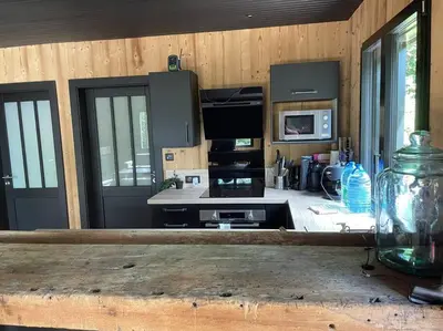 Cuisine ou kitchenette dans l'établissement Chalet en forêt avec etang.