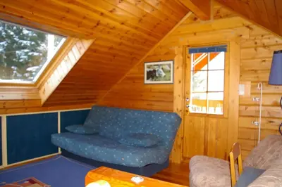 Coin salon dans l'établissement véritable chalet finlandais
