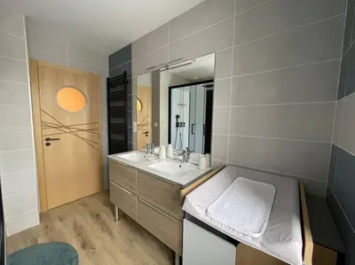 Un ou plusieurs lits dans un hébergement de l'établissement Appartement lumineux avec balcon