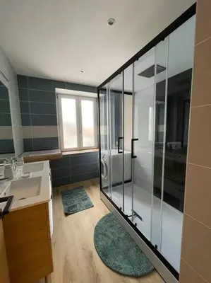 Salle de bains dans l'établissement Appartement lumineux avec balcon