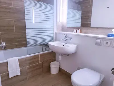 Salle de bains dans l'établissement Kyriad ECO - Belfort Bessoncourt