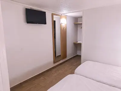 Télévision ou salle de divertissement dans l'établissement Kyriad ECO - Belfort Bessoncourt