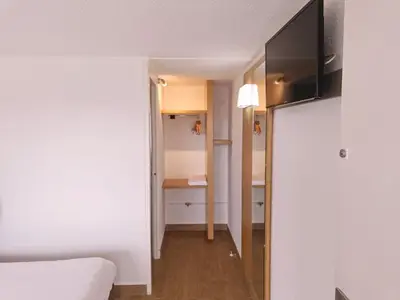 Télévision ou salle de divertissement dans l'établissement Kyriad ECO - Belfort Bessoncourt