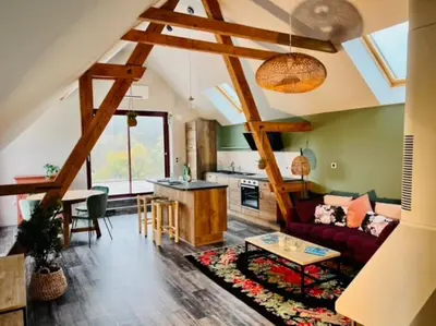 Coin salon dans l'établissement La Rose des Vents - Appartement avec Terrasse, Piscine et Parking