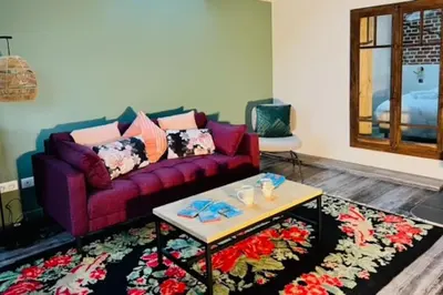 Coin salon dans l'établissement La Rose des Vents - Appartement avec Terrasse, Piscine et Parking