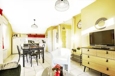 Télévision ou salle de divertissement dans l'établissement Comme Chez Soi - Vue montagne et garage privé
