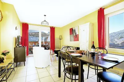 Restaurant ou autre lieu de restauration dans l'établissement Comme Chez Soi - Vue montagne et garage privé