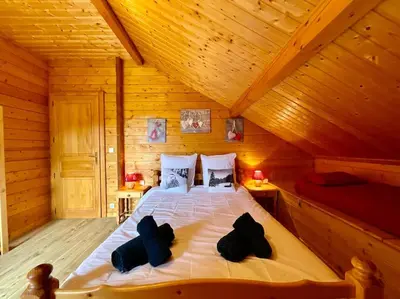 Un ou plusieurs lits dans un hébergement de l'établissement Chalet Le Chappoix - SPA, terrasse et grand jardin