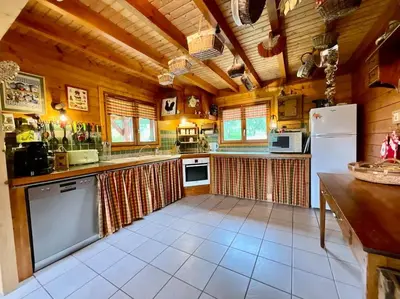 Cuisine ou kitchenette dans l'établissement Chalet Le Chappoix - SPA, terrasse et grand jardin