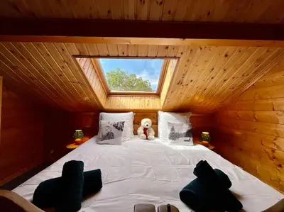 Un ou plusieurs lits dans un hébergement de l'établissement Chalet Le Chappoix - SPA, terrasse et grand jardin