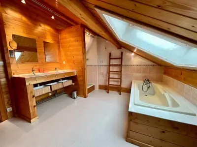 Salle de bains dans l'établissement Chalet Le Chappoix - SPA, terrasse et grand jardin