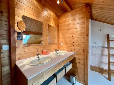 Salle de bains dans l'établissement Chalet Le Chappoix - SPA, terrasse et grand jardin
