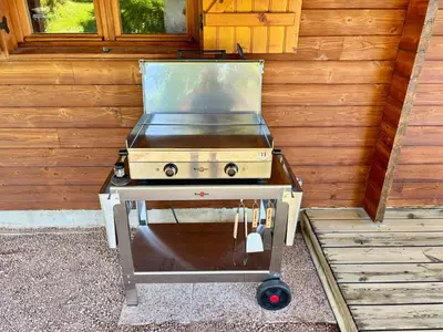 Barbecue disponible mis à disposition des clients de le chalet