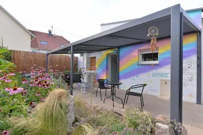 Jardin de l'établissement Gîte privatif avec spa, sauna à Colmar