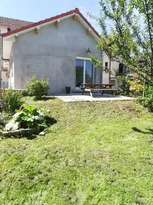 Jardin de l'établissement Ravissante suite avec terrasse, parking sur place