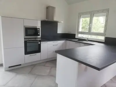 Cuisine ou kitchenette dans l'établissement Ravissante suite avec terrasse, parking sur place