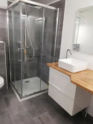 Salle de bains dans l'établissement Ravissante suite avec terrasse, parking sur place