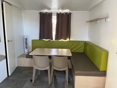 Coin salon dans l'établissement Mobile home