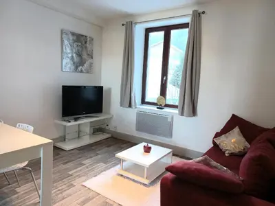 Télévision ou salle de divertissement dans l'établissement Appartement Les Iris, au calme, proche du centre