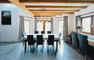 Coin salon dans l'établissement Les 2 Sapins - 10 personnes - Lits faits, Serviettes et ménage inclus