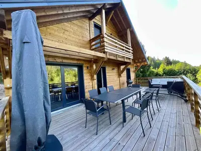 Balcon ou terrasse dans l'établissement CHALET LES 2 MARMOTTES 4 étoiles Bain nordique, Pétanque