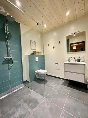 Salle de bains dans l'établissement CHALET LES 2 MARMOTTES 4 étoiles Bain nordique, Pétanque