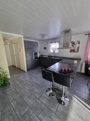 Cuisine ou kitchenette dans l'établissement Le gîte de Cléo, maison spacieuse et paisible.