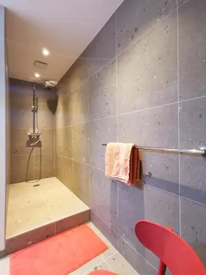 Salle de bains dans l'établissement Entre Ville et Vignes - Gite classé 3 étoiles