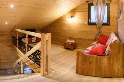 Coin salon dans l'établissement Chalet cosy 4 étoiles le Domaine Des Mésanges