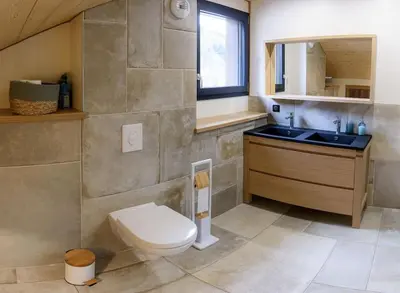Salle de bains dans l'établissement Chalet cosy 4 étoiles le Domaine Des Mésanges