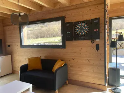 Télévision ou salle de divertissement dans l'établissement Chalet cosy 4 étoiles le Domaine Des Mésanges